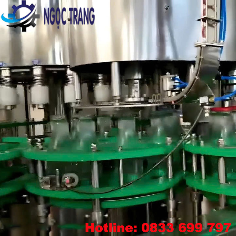 Dây chuyền chiết rót vặn nắp chai