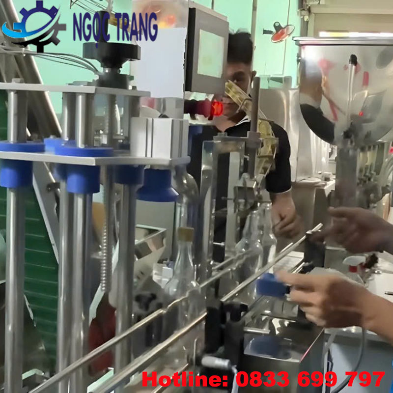 Máy đóng nắp chai