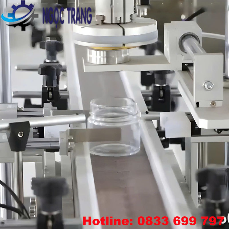 Máy cấp nắp và vặn nắp chai 