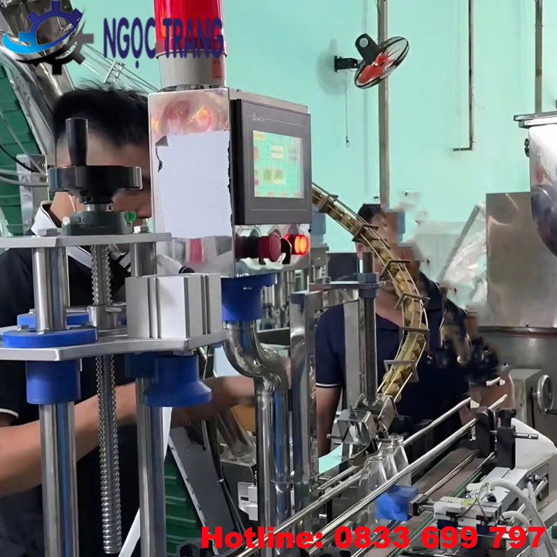 Máy cấp nắp và đóng nắp chai