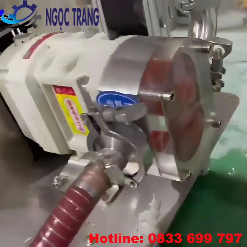 Máy chiết rót bơm cánh khế