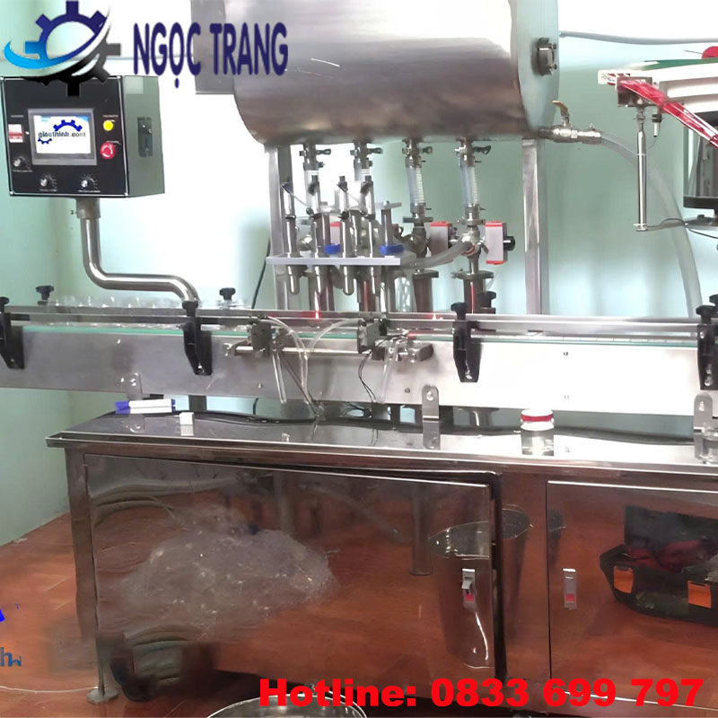 Máy chiết rót vặn nắp chai