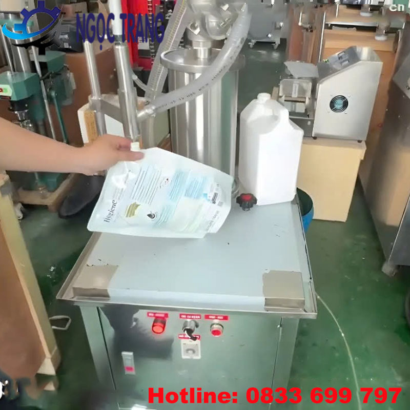 Máy chiết rót túi nước giặt