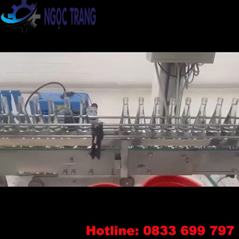 Máy chiết rót vặn nắp chai
