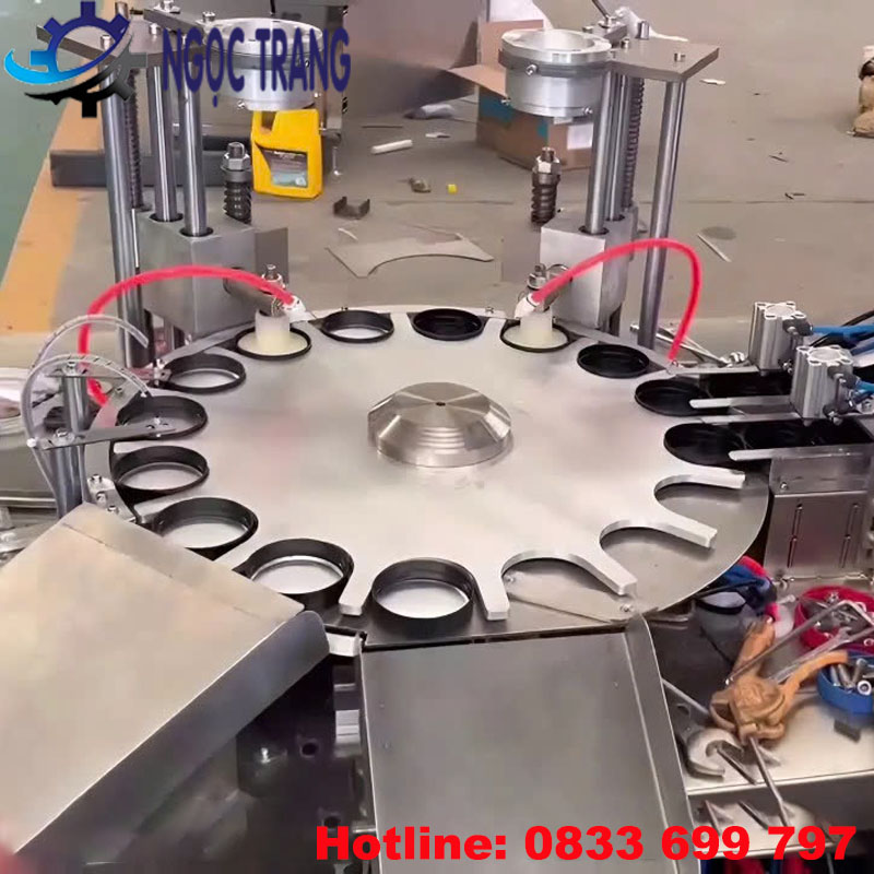 Máy cho màng seal nhôm vào nắp