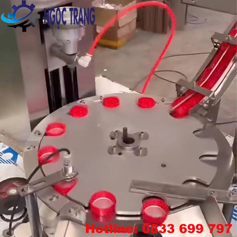 Máy cho màng siêu vào nắp chai