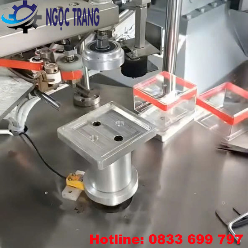 Máy dán băng dính hộp bánh