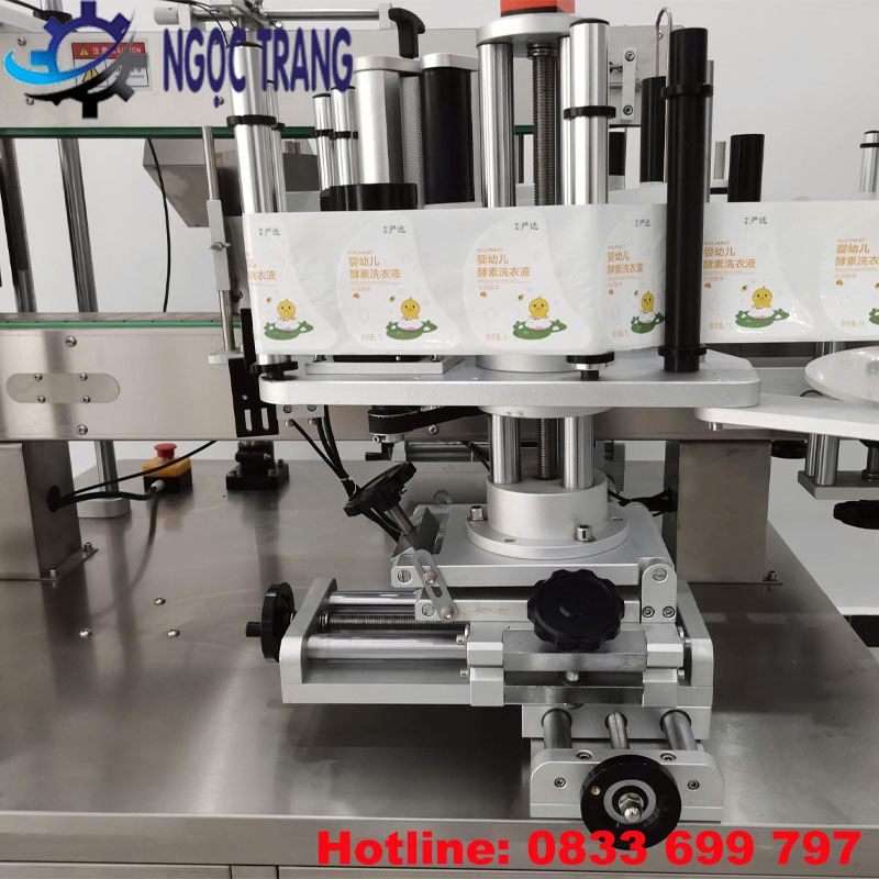 Máy dán nhãn chai dẹp