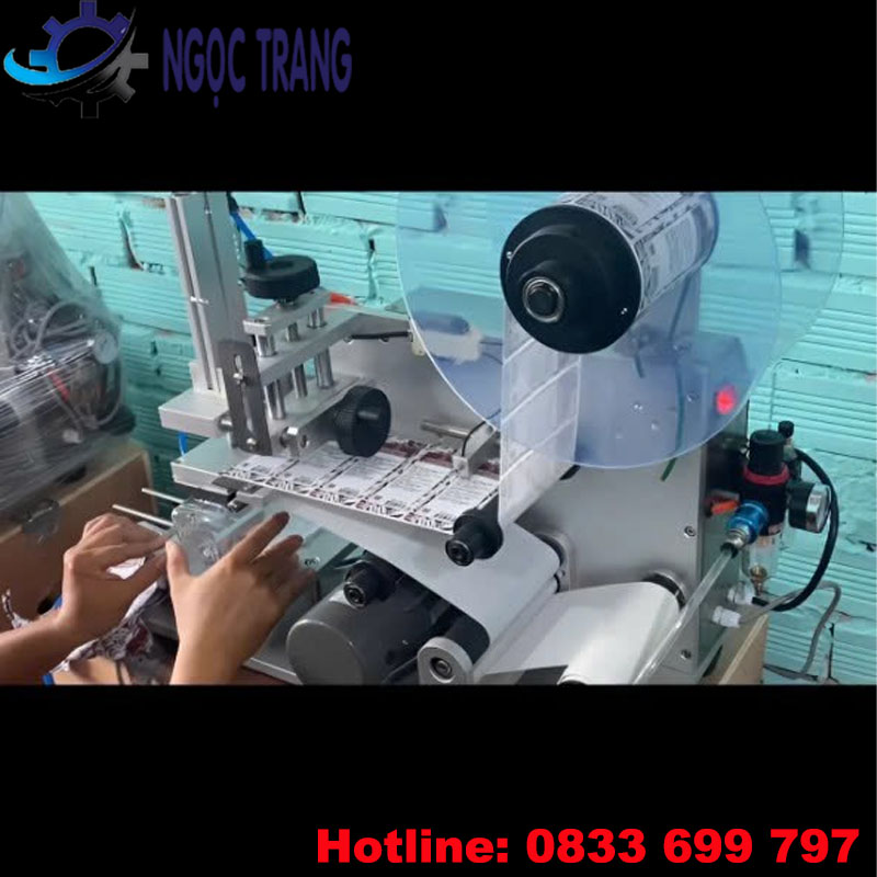Máy dán nhãn bán tự động