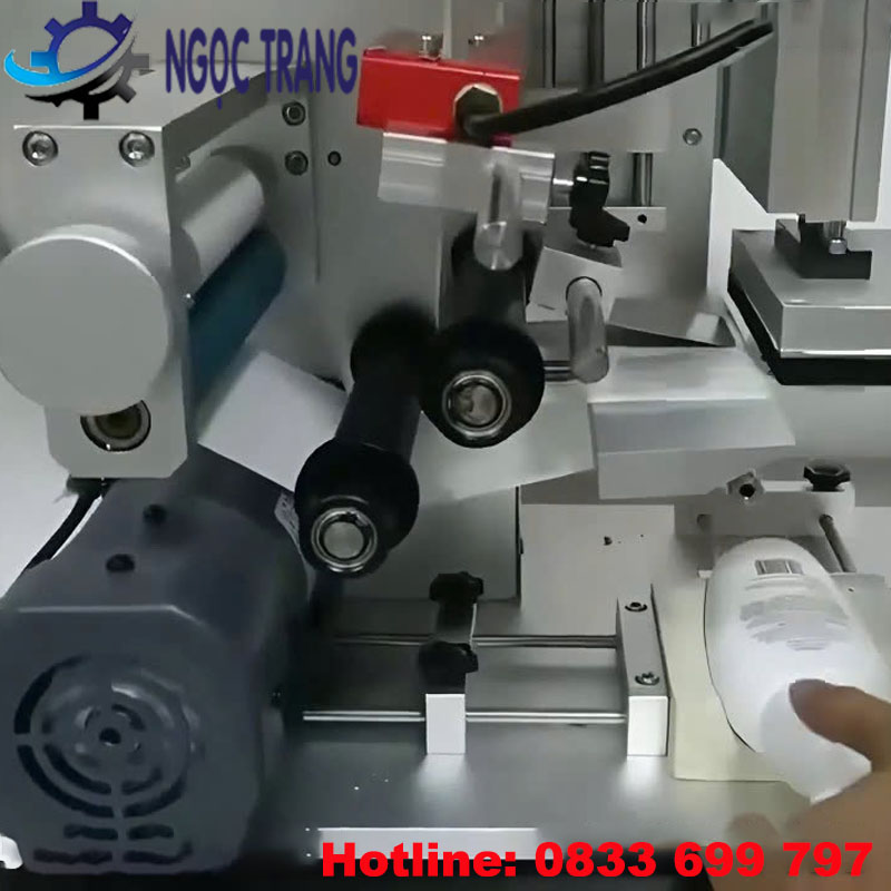 Máy dán nhãn chai vuông