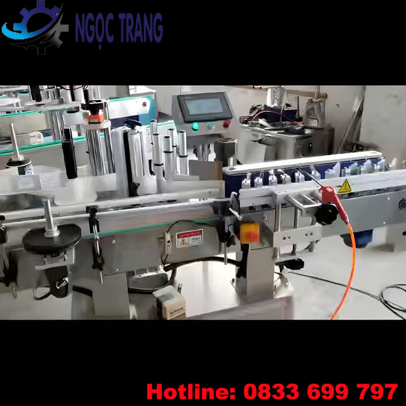 Máy dán nhãn chai nước suối