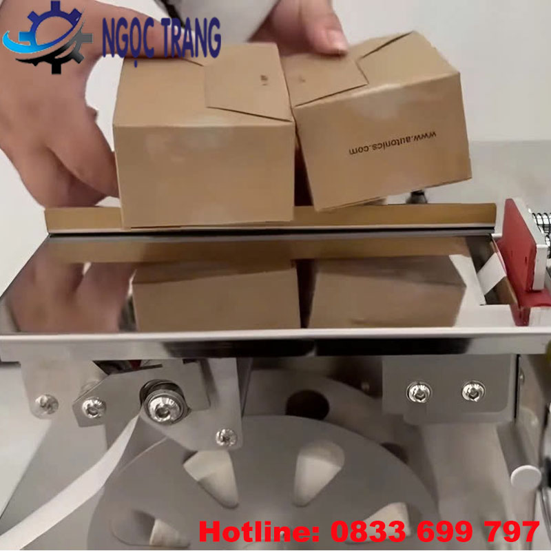 Máy dán tem nhãn tự động