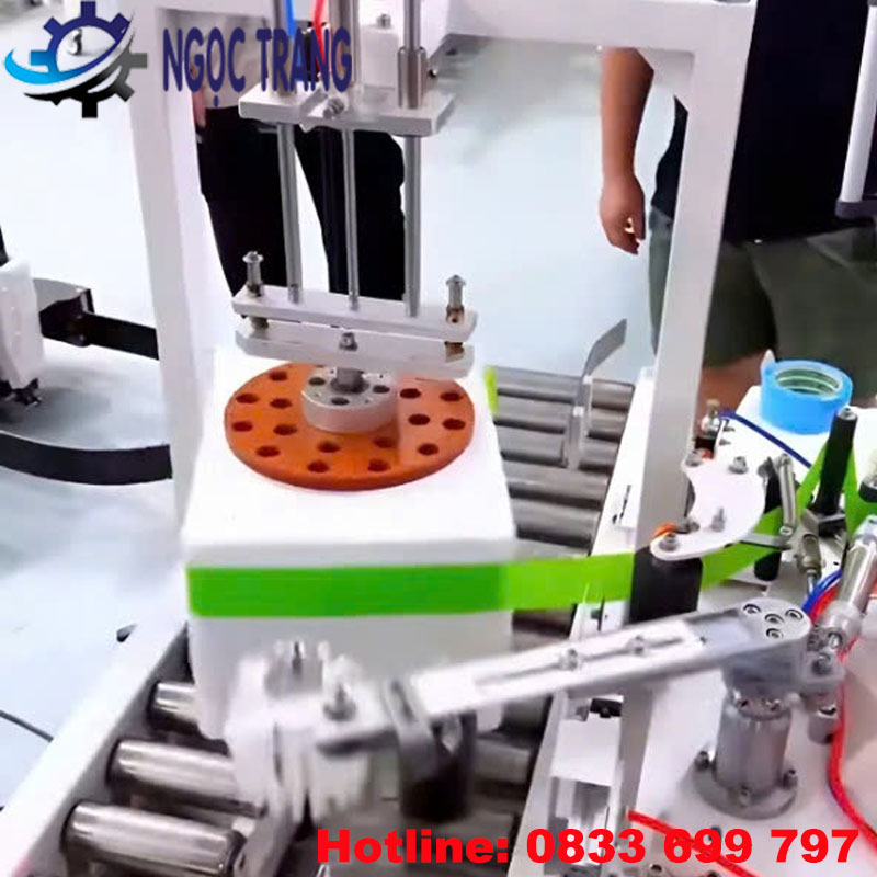 Máy dán băng keo thùng