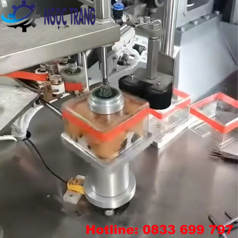 Máy dán băng keo hộp bánh