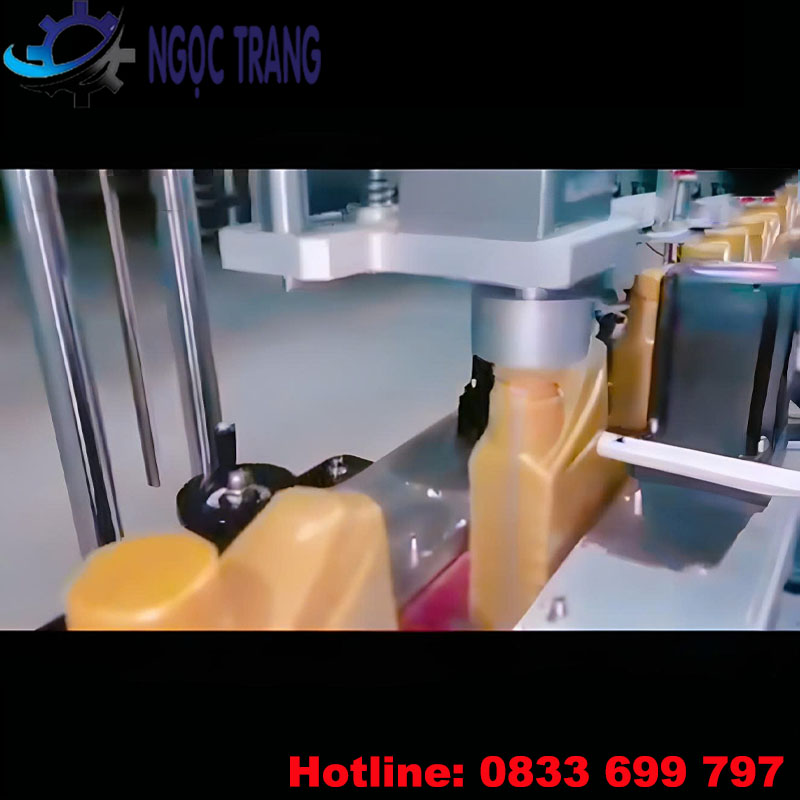 Máy siết nắp chai dầu nhớt
