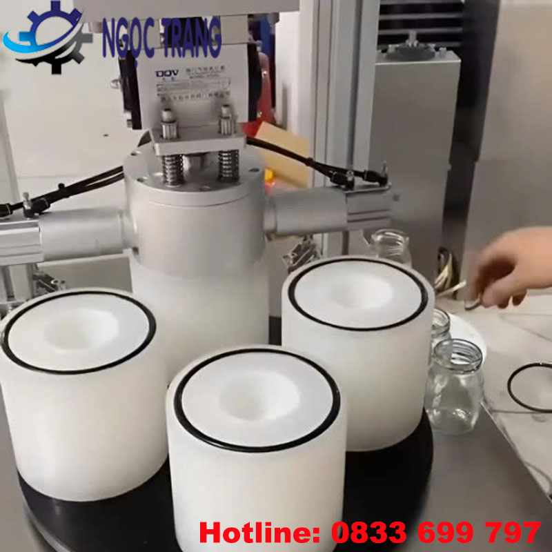 Máy siết nắp chai hút chân không 