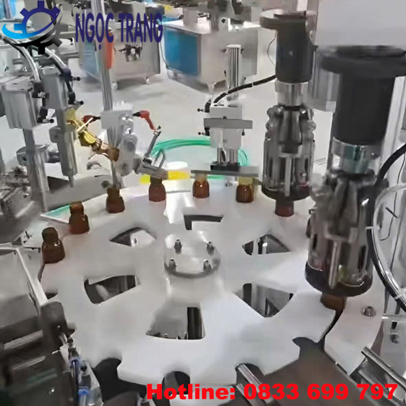 Máy xoắn nắp chai tự động