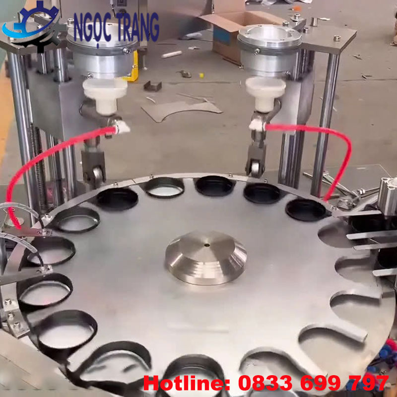 Máy đưa màng seal nhôm vào nắp chai