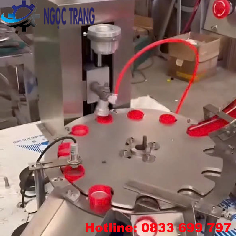 Máy gắn màng seal vào nắp chai