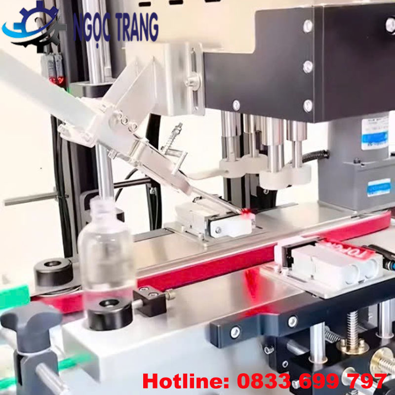 Máy đóng nắp chai tự động
