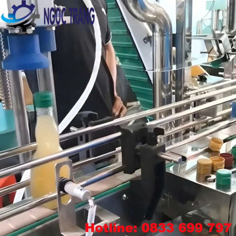 Máy siểt nắp chai tự động