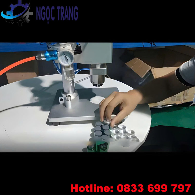 Máy siết nắp chai vắc xin