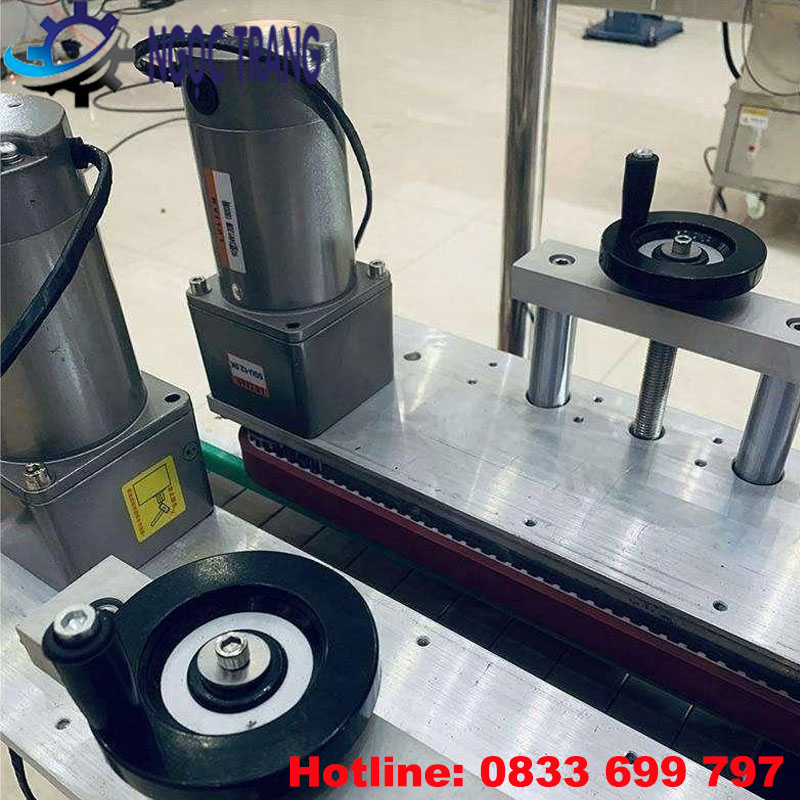 Máy siết nắp chai tự động