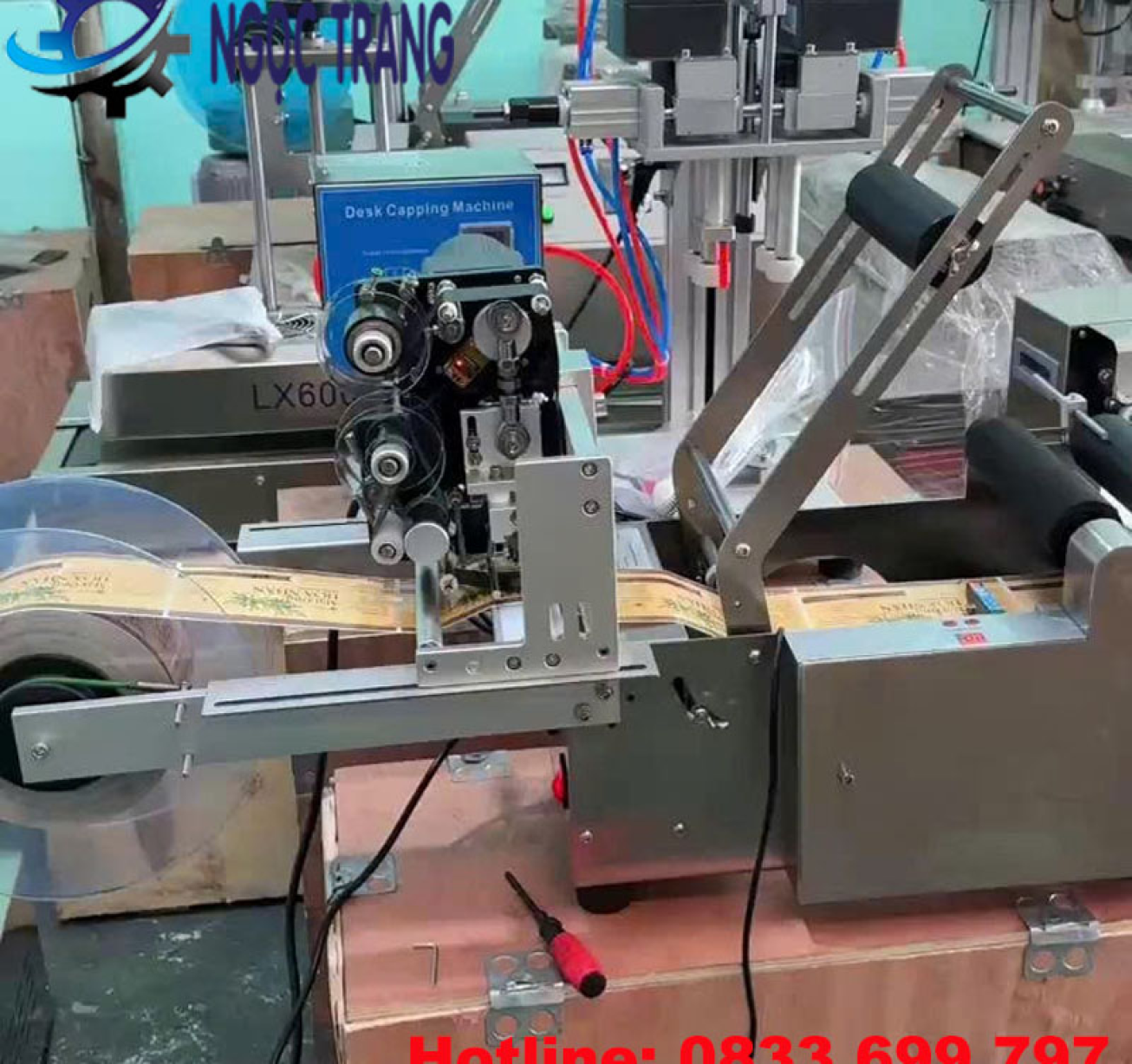 Máy dán tem nhãn chai tròn có indate - Máy dán nhãn bán tự động
